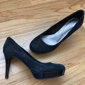Tahari Black Platform Heels in EUC 6.5